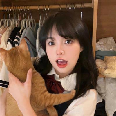 和红色中国人看电视